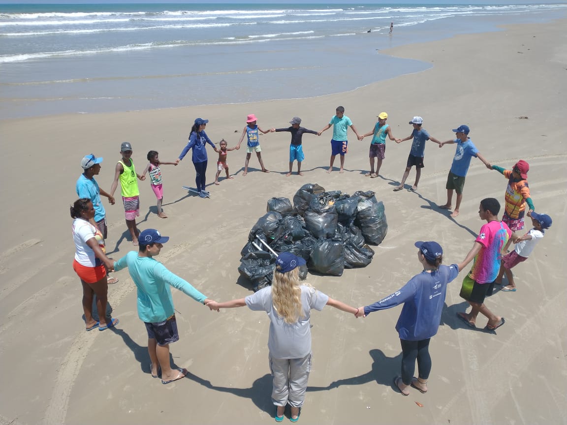 Imagem 2 de Com a ajuda de voluntários, FMA e Projeto Viva o Peixe-Boi-Marinho retiram mais de uma tonelada de resíduos de praias do Nordeste e Sudeste