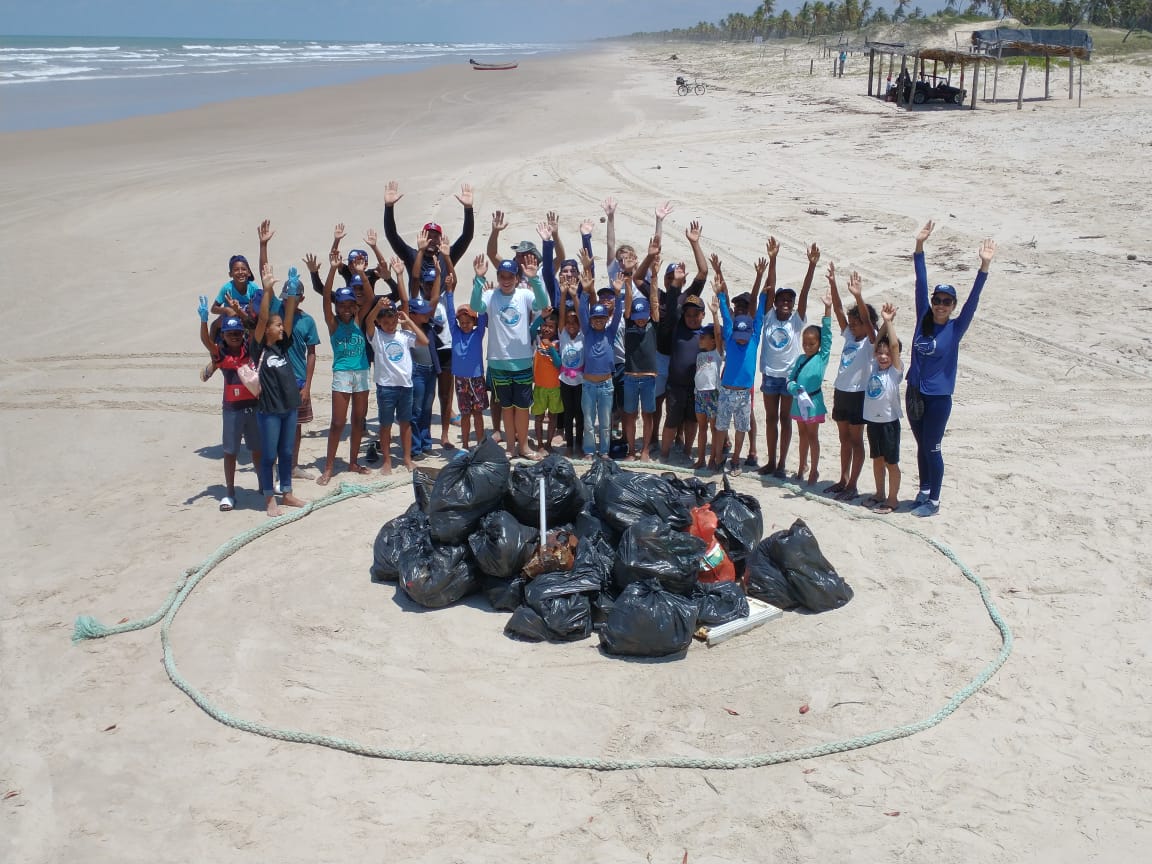 Imagem 1 de Com a ajuda de voluntários, FMA e Projeto Viva o Peixe-Boi-Marinho retiram mais de uma tonelada de resíduos de praias do Nordeste e Sudeste