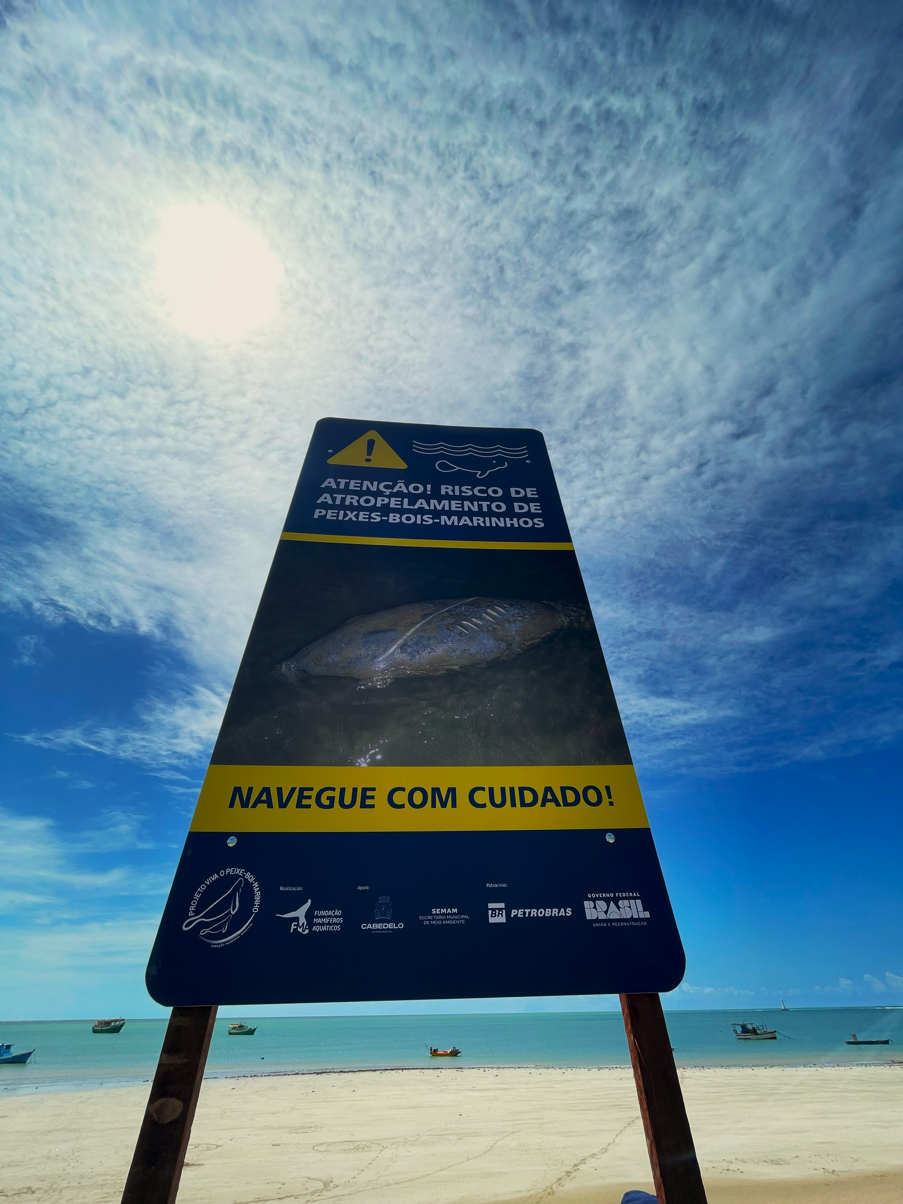 Placas de sinalização e alerta para o risco de atropelamento de peixes-bois-marinhos são instaladas na orla de Cabedelo, PB. 